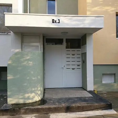 Apartment Vazrajdane Bl. 2 *